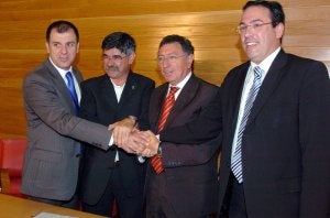 Legarra, Varea y Santos, tras firmar el pacto de Logroño. ::                             J. MARÍN