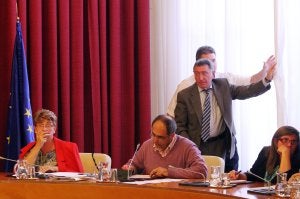 La sesión, que comenzaba a plena luz de la tarde, obligó a correr las cortinas del salón plenario del Ayuntamiento. ::                             JONATHAN HERREROS