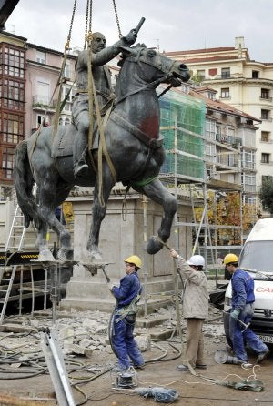Retirada de una estatua ecuestre de Franco en diciembre del 2008 en Santander. ::
RAFA RIVAS / AFP
