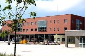 Imagen del nuevo colegio de Villa Patro, que abrirá sus puertas con 35 pequeños. ::                             MIGUEL HERREROS