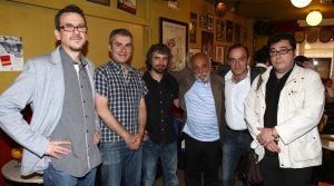 Rafael Alcides, ayer en el Café Bretón, rodeado de sus editores riojanos, Rafa Amilburu (Mangolele), César Sánchez (Fulgencio Pimentel), Julián Lacalle (Pepitas), Alfonso Martínez Galilea (AMG) y Jorge Frías (Mangolele). ::                                                        DÍAZ URIEL