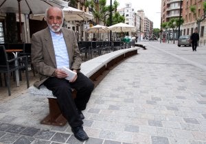 Rafael Alcides en una calle de Logroño. ::
DÍAZ URIEL