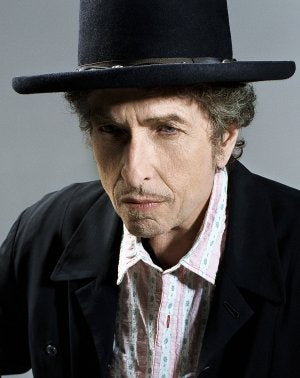 Lejos del cantautor reivindicativo de sus inicios, el Dylan de hoy es un 'cowboy' de voz polvorienta que se resiste a reinterpretar sus viejos éxitos. ::
EFE