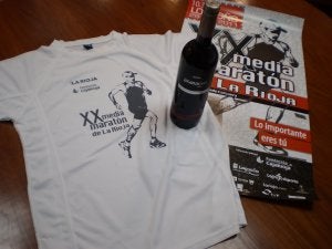 Camiseta conmemorativa y botella de vino que recibirán todos los inscritos en la carrera. ::
LA RIOJA