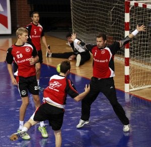 Lujo en la portería. Jorge Martínez se desenvuelve en el área ante la mirada de Gurutz Aguinagalde. ::                                                        J.R.