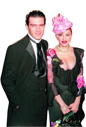 Año 1996. Madonna y Banderas acuden en Madrid al estreno de la película 'Evita'. :: EFE
