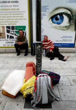 'SALA' DE ESPERA. Abdslam, marroquí por primera vez en La Rioja, aguarda su oportunidad en la estación. ::                             JONATHAN HERREROS