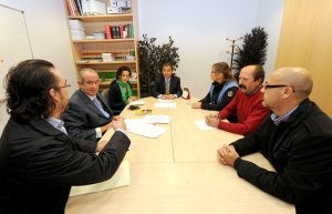 Asistentes a la reunión de ayer entre comerciantes y Gobierno. ::                         M.H.