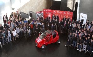 Alumnos de la Universidad, de los IES Cosme García y Jesuitas, patrocinadores y autoridades en la presentación del prototipo eléctrico. ::                         JUAN MARÍN