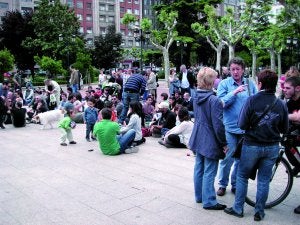 Del Espolón... Un centenar de personas el mismo 15 de mayo. ::                                                J. C.