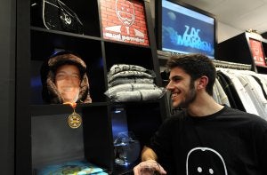 Adrián Alonso, en su nueva tienda, con su 'inspirador' / MIGUEL HERREROS