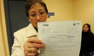 Mari Carmen Díez muestra el volante especial acordado entre La Rioja y el País Vasco. ::                         MIGUEL HERREROS