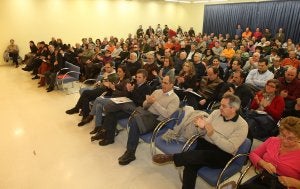 Imagen de la última asamblea de Logroño, con el grupo de César Luena en primer término, y los de Alonso y Lacalzada a la izquierda. ::                         JUAN MARÍN