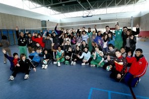 El Nuchar enseña su voleibol a los más jóvenes