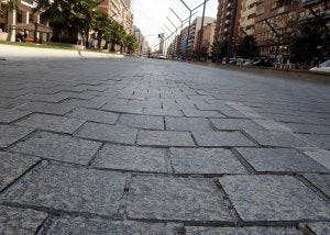 Estado que presenta el pavimento adoquinado de la calle Gran Vía de la capital riojana::                         MIGUEL HERREROS