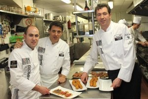 Los chefs riojanos Ignacio Echapresto y Francis Paniego, con el cocinero navarro Javier Díaz, ayer en Pamplona. ::
JOSÉ CARLOS CORDOVILLA