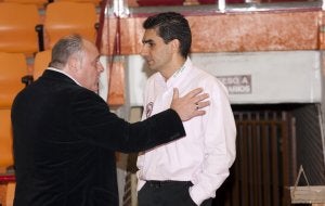 Zupo y Jota se saludan en un partido en Cuenca. ::                         GECA SPORT