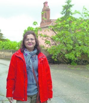 Maite Monja, en Gallinero de Rioja, con la iglesia  al fondo. ::                         ALBO