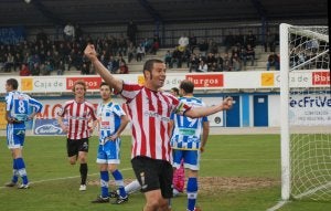 Diego Cervero festeja uno de sus goles de esta temporada, frente a la Arandina . ::                         L.R.
