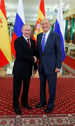El presidente Putin, y el rey Juan Carlos, ayer en Moscú. ::
AFP