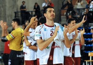 Marko Curuvija aplaude al público del Palacio de los Deportes, en un partido de la temporada pasada. ::                         MIGUEL HERREROS