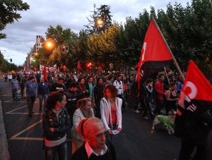 Participantes en la protesta que convocó ayer la CNT.  ::
DÍAZ URIEL