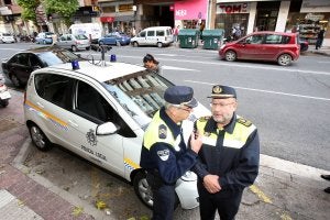 El multacar ha sido instalado en un vehículo cedido y financiado por la concesionaria de la grúa municipal 'liberando' un patrullero. ::                         J. MARÍN