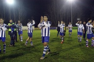 Pablo Sabando y el resto de jugadores, aplaude al final. ::                                                MIGUEL HERREROS