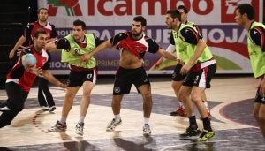 Canteranos. Arturo Martínez pasa el balón ante la marca de Cuartero, mientras Jon Ramiro trata de hacer un bloqueo. ::                                                DÍAZ URIEL