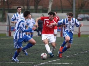 Sicilia conduce el balón ante dos rivales. ::                         DÍAZ URIEL