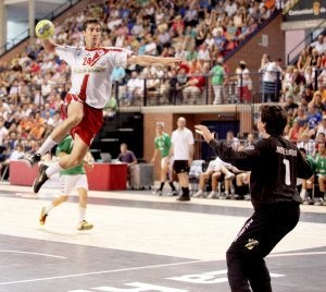 Por el aire. Marko Curuvija coge impulso para batir a Matías Schultz en un encuentro en el Palacio. ::                         F. DÍAZ