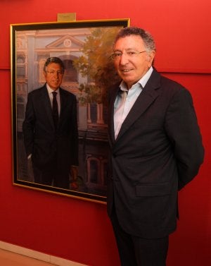 Tomás Santos, posando ante su retrato, colgado ya en el salón de alcaldes del Ayuntamiento. ::
FERNANDO DÍAZ