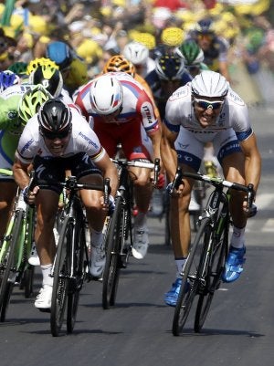 Kittel, a la derecha de la imagen, supera en los metros finales a Cavendish. ::
JEAN-PAUL PELISSIER / REUTERS