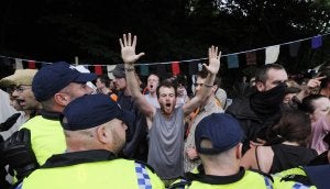 Los manifestantes bloquean laentrada a la sede de la compañía Cuadrilla Resources en Balcombe. ::
F. A. / EFE
