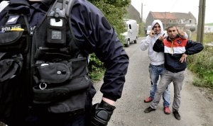 La Policía francesa monta guardia en un campamento de gitanos. ::
PHILIPPE HUGUEN / AFP