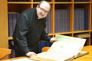 El sacerdote e historiador Fermín Labarga, autor del libro, en la hemeroteca de Diario LA RIOJA. ::
E. DEL RÍO