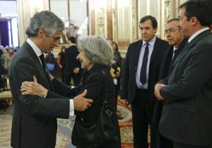 Abrazo de la viuda de Santiago Carrillo