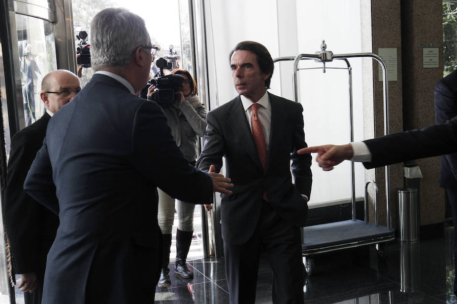 El expresidente del Gobierno José María Aznar se reúne en Valencia con 70 empresarios