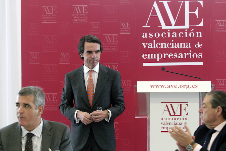 El expresidente del Gobierno José María Aznar se reúne en Valencia con 70 empresarios