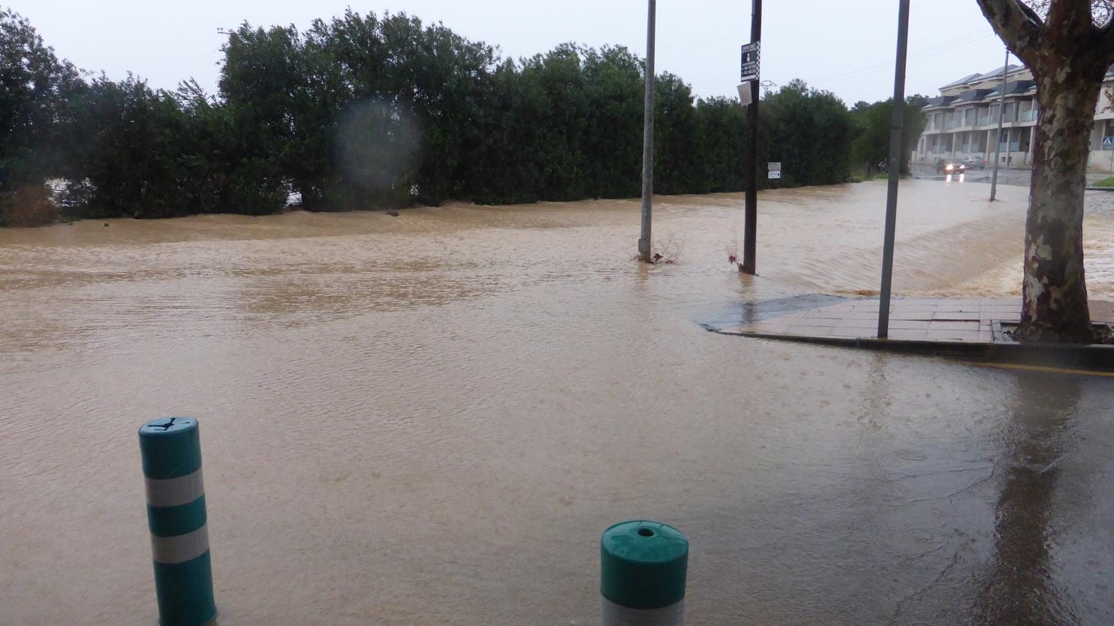 En Pilar de la Horadada la rambla ha canalizado parte del agua de lluvia caída en el campo, aunque la policía local ha tenido que cortar los accesos a barrios como la almazara y zonas como el campo de fútbol o torresegura.