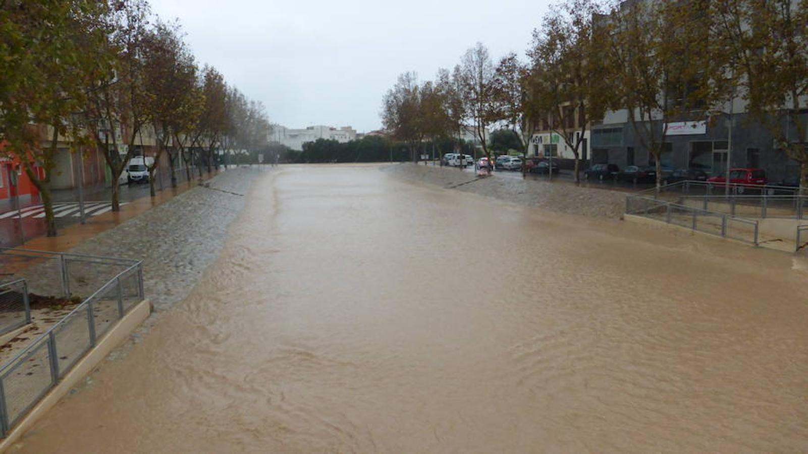 En Pilar de la Horadada la rambla ha canalizado parte del agua de lluvia caída en el campo, aunque la policía local ha tenido que cortar los accesos a barrios como la almazara y zonas como el campo de fútbol o torresegura.