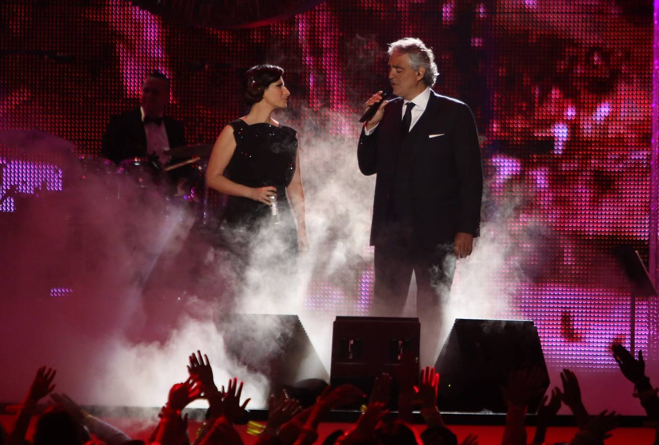 Dúo Laura Pausini y Andrea Bocelli. Los dos italianos pusieron el toque romántico a la gala.