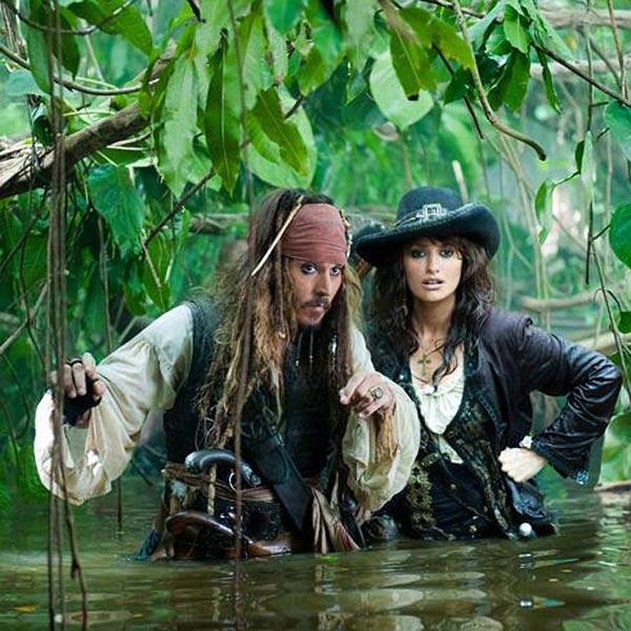 Penélope Cruz, junto a Johnny Depp, en 'Piratas del Caribe. En mareas misteriosas'.