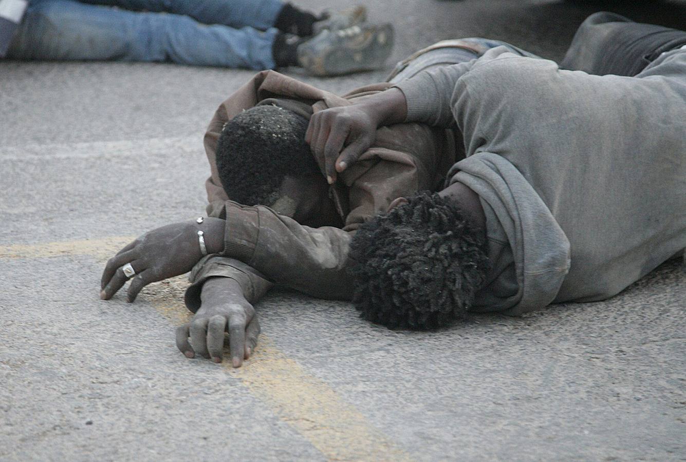 Unos 20 inmigrantes entran en Melilla tras un forcejeo con la policía