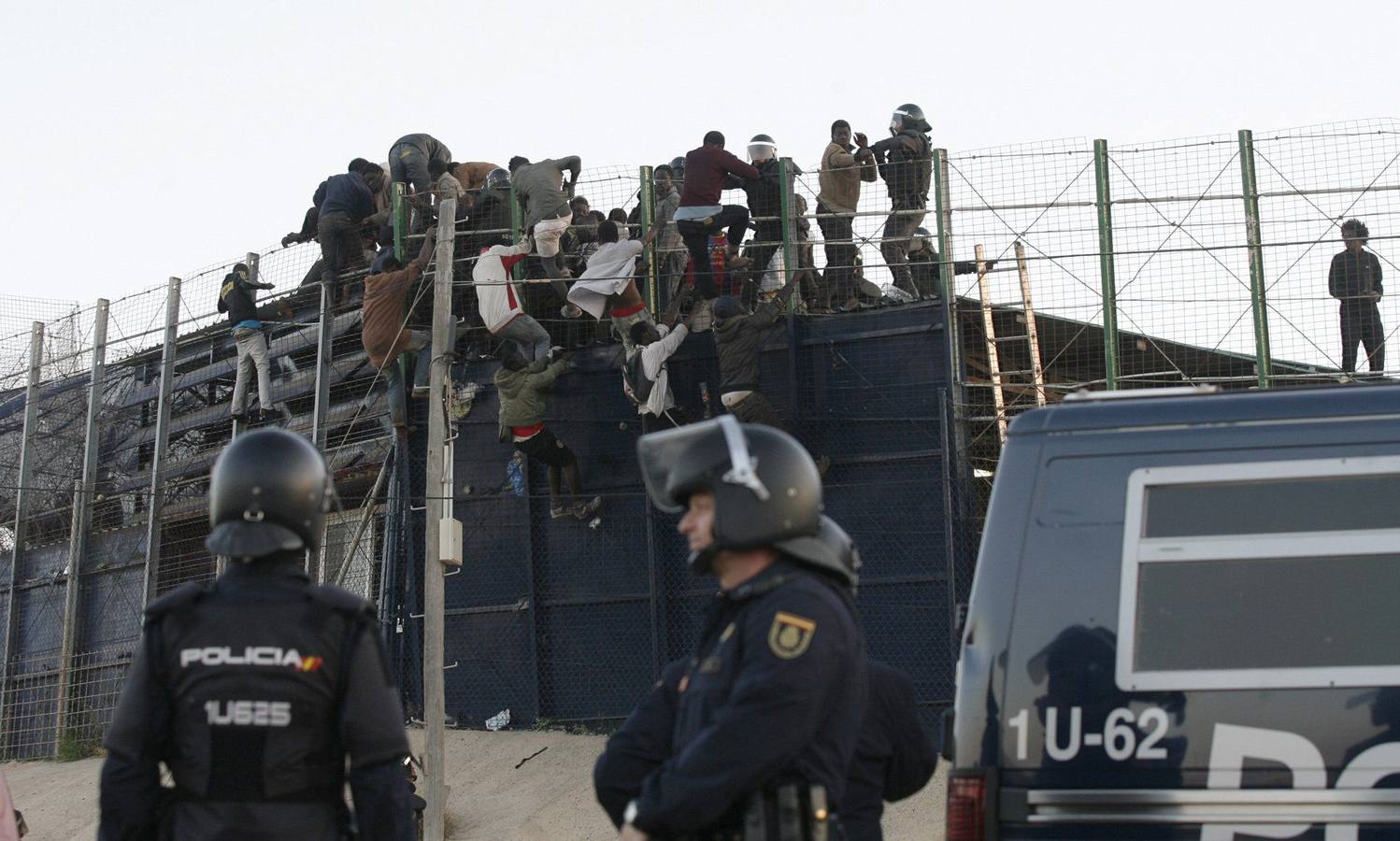 Unos 20 inmigrantes entran en Melilla tras un forcejeo con la policía