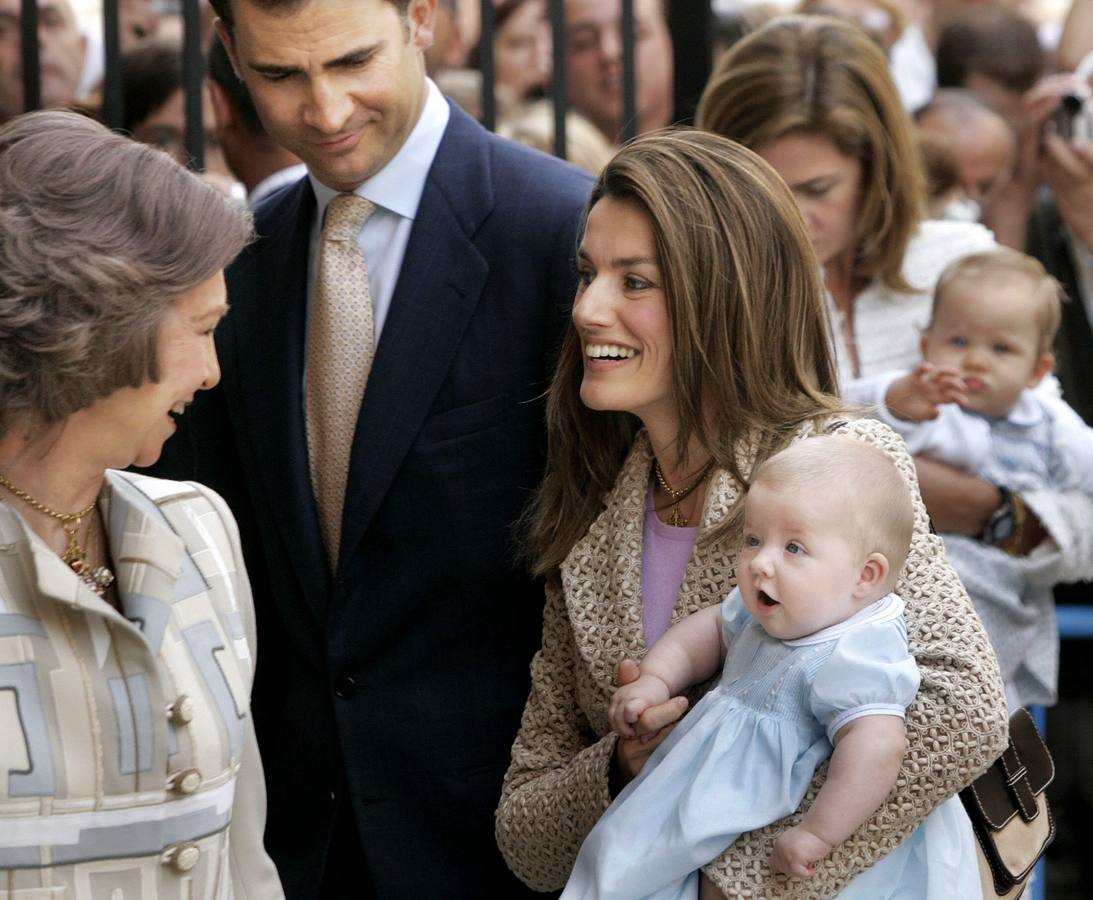 Hoy se cumplen diez años de la boda entre los Príncipes de Asturias. En la imagen, Doña Sofía, Don Felipe y Doña Letizia, junto a la infanta Leonor en 2006.