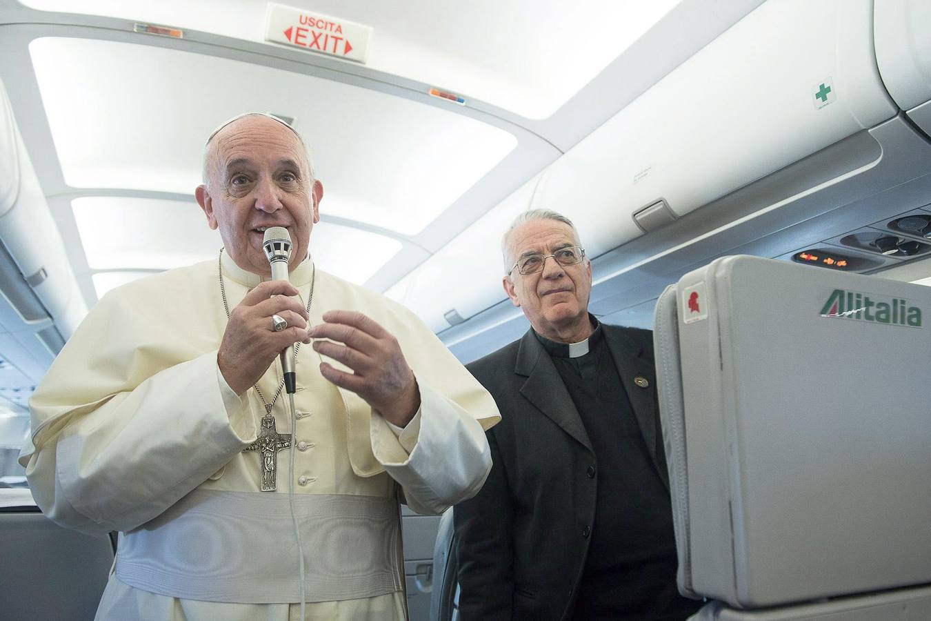 Francisco da comienzo a su delicado viaje a Tierra Santa