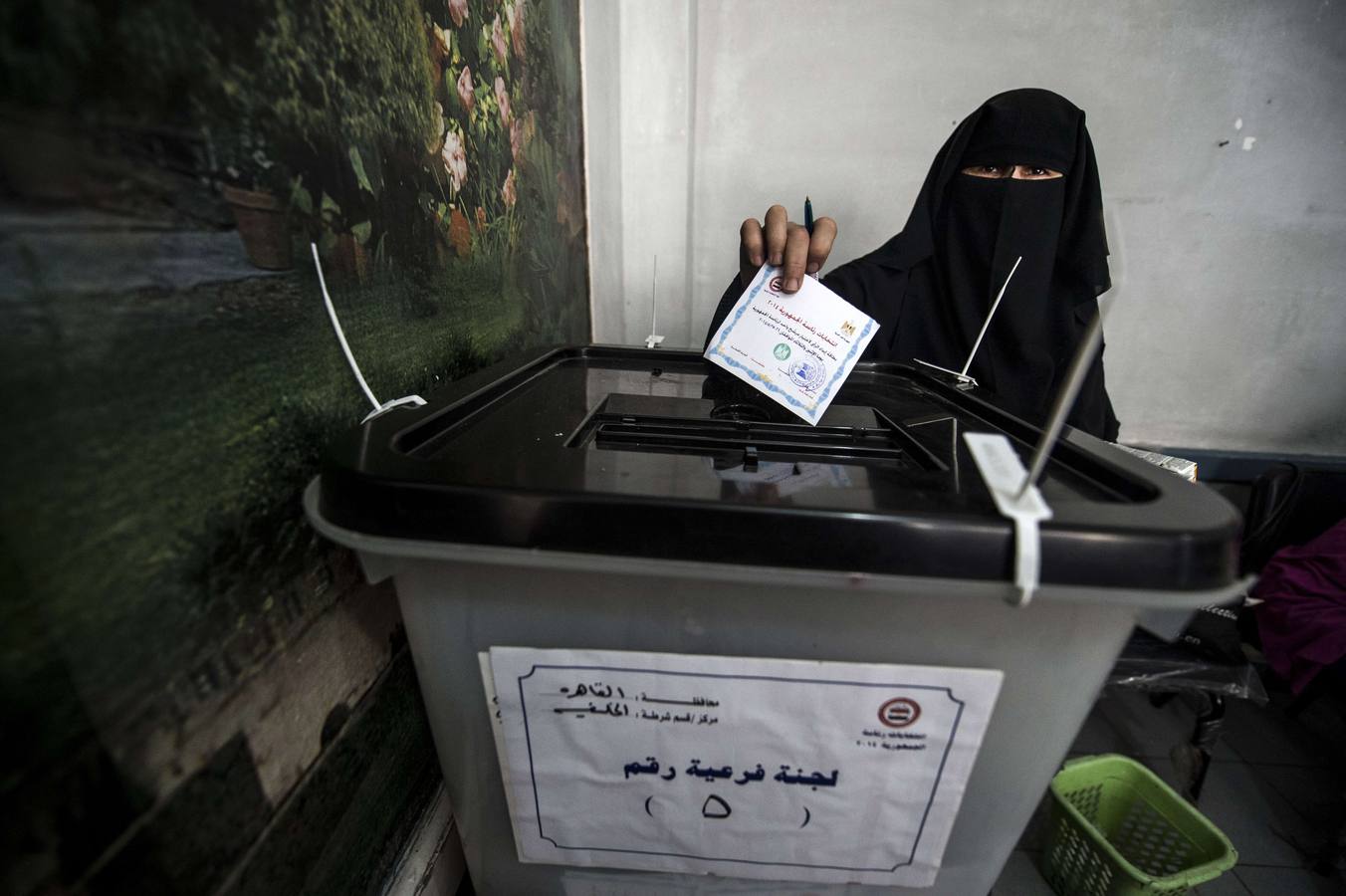 Una mujer egipcia vota en El Cairo