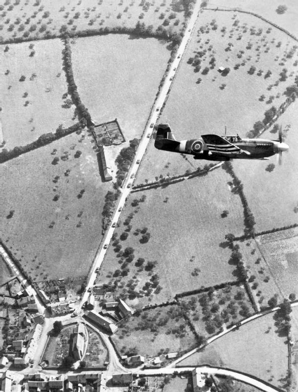 Un avión Mustang de las Fuerzas Aéreas Reales del segundo escuadrón sobrevolando Francia.