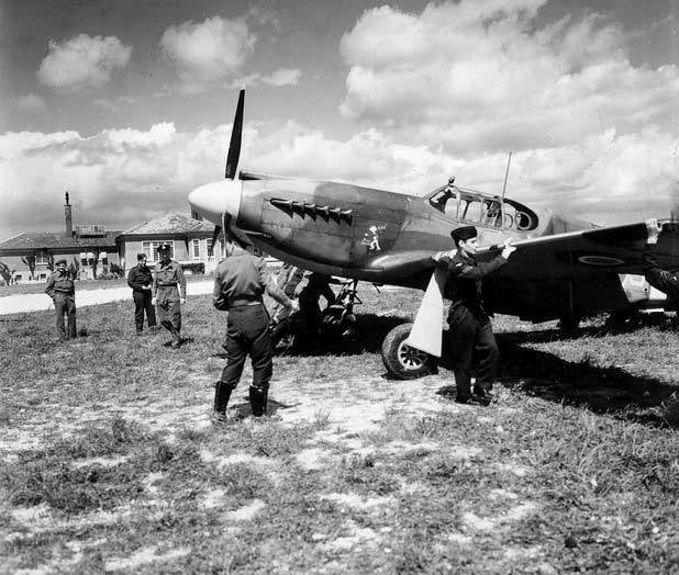 Un avión Mustang de las Fuerzas Aéreas Reales del segundo escuadrón siendo preparado para una misión sobre Normandía como parte de una operación.